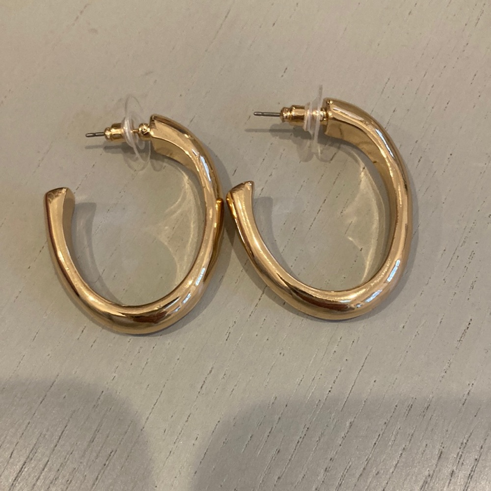 Gold oval hoop earrings